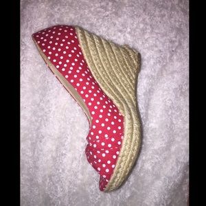 Red polka dot wedges
